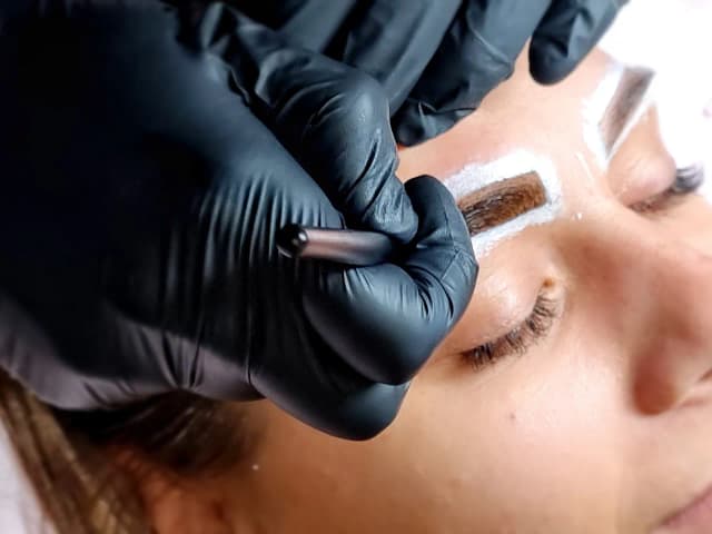 Jak długo utrzymuje się henna pudrowa na brwiach? Sprawdź fakty Jak długo utrzymuje się henna pudrowa na brwiach? Sprawdź fakty