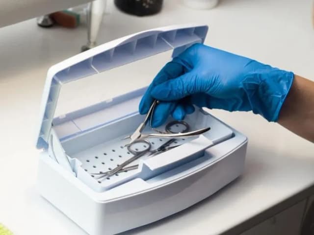 Jak sterylizować narzędzia do manicure, aby uniknąć zakażeń i błędów Jak sterylizować narzędzia do manicure, aby uniknąć zakażeń i błędów